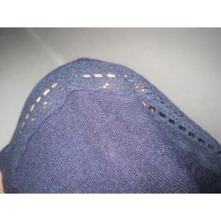 svetřík s krajkou detail